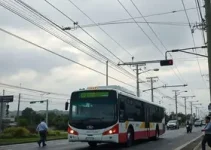ônibus arrasta fios em Jundiaí