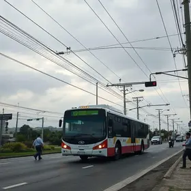 ônibus arrasta fios em Jundiaí